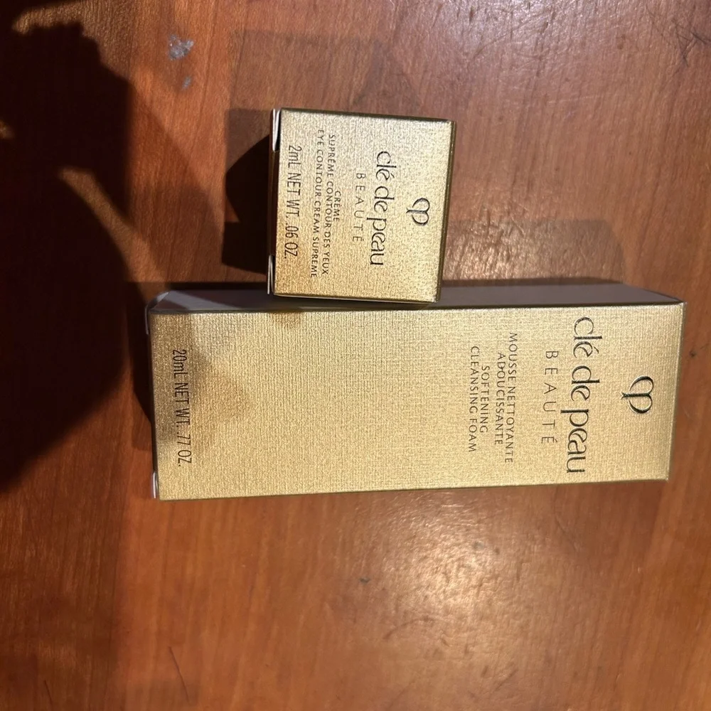 Navy Blue cle de peau pouch with golden eye cream and softening cleansing - Picture 4 of 5